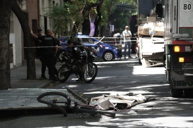 La bicicleta del joven ciclista quedó totalmente destruida producto de la caída del techo del camión.&nbsp;