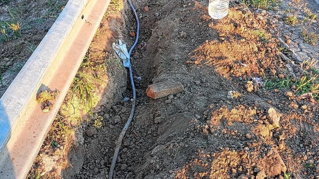 Los jóvenes habían hecho una zanja con una pala de punta y quedaron al descubierto los cables eléctricos