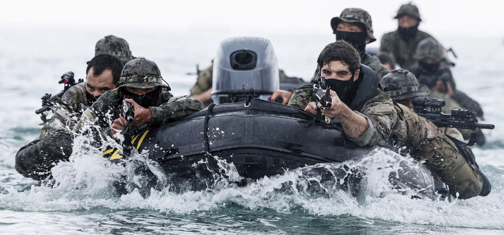 Miembros de la fuerza de guerra especial participan en un ejercicio marítimo, Yangyang, Corea del Sur. Fotografía: Cuartel general del ejército/Zuma/Shutterstock Miembros de la fuerza de guerra especial participan en un ejercicio marítimo, Yangyang, Corea del Sur. Fotografía: Cuartel general del ejército/Zuma/Shutterstock