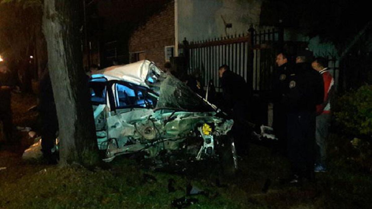 Dos mujeres murieron tras chocar su auto contra un árbol