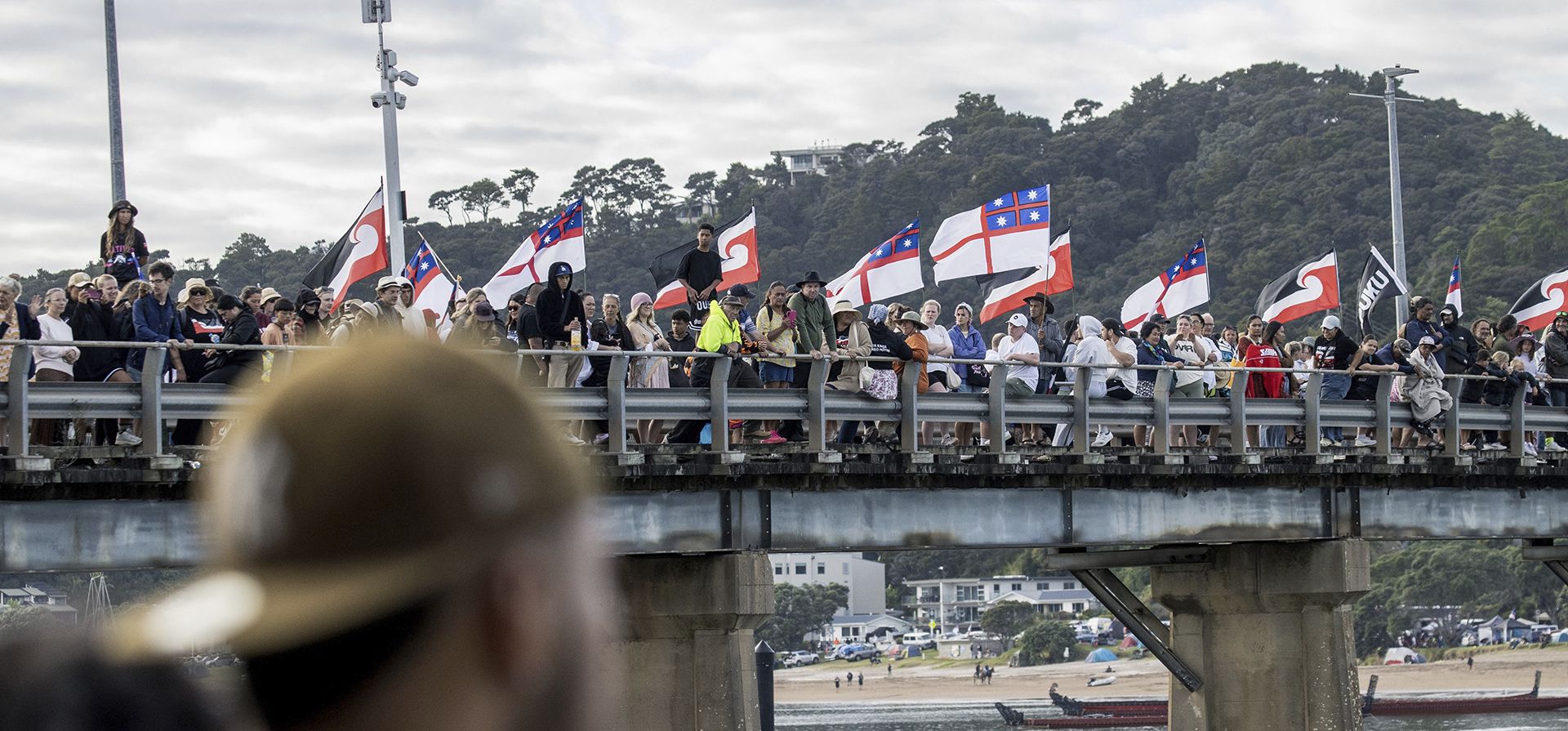 La gente se reúne en un puente para presenciar las ceremonias en Waitangi, Nueva Zelanda, el jueves 6 de febrero de 2025, cuando el país comienza a conmemorar el aniversario de su documento fundacional, el Tratado de Waitangi. (David White/STUFF vía AP) La gente se reúne en un puente para presenciar las ceremonias en Waitangi, Nueva Zelanda, el jueves 6 de febrero de 2025, cuando el país comienza a conmemorar el aniversario de su documento fundacional, el Tratado de Waitangi. (David White/STUFF vía AP)