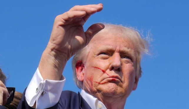 El líder republicano Donald Trump tras recibir el impacto de un proyectil de bala en pleno acto de campaña.