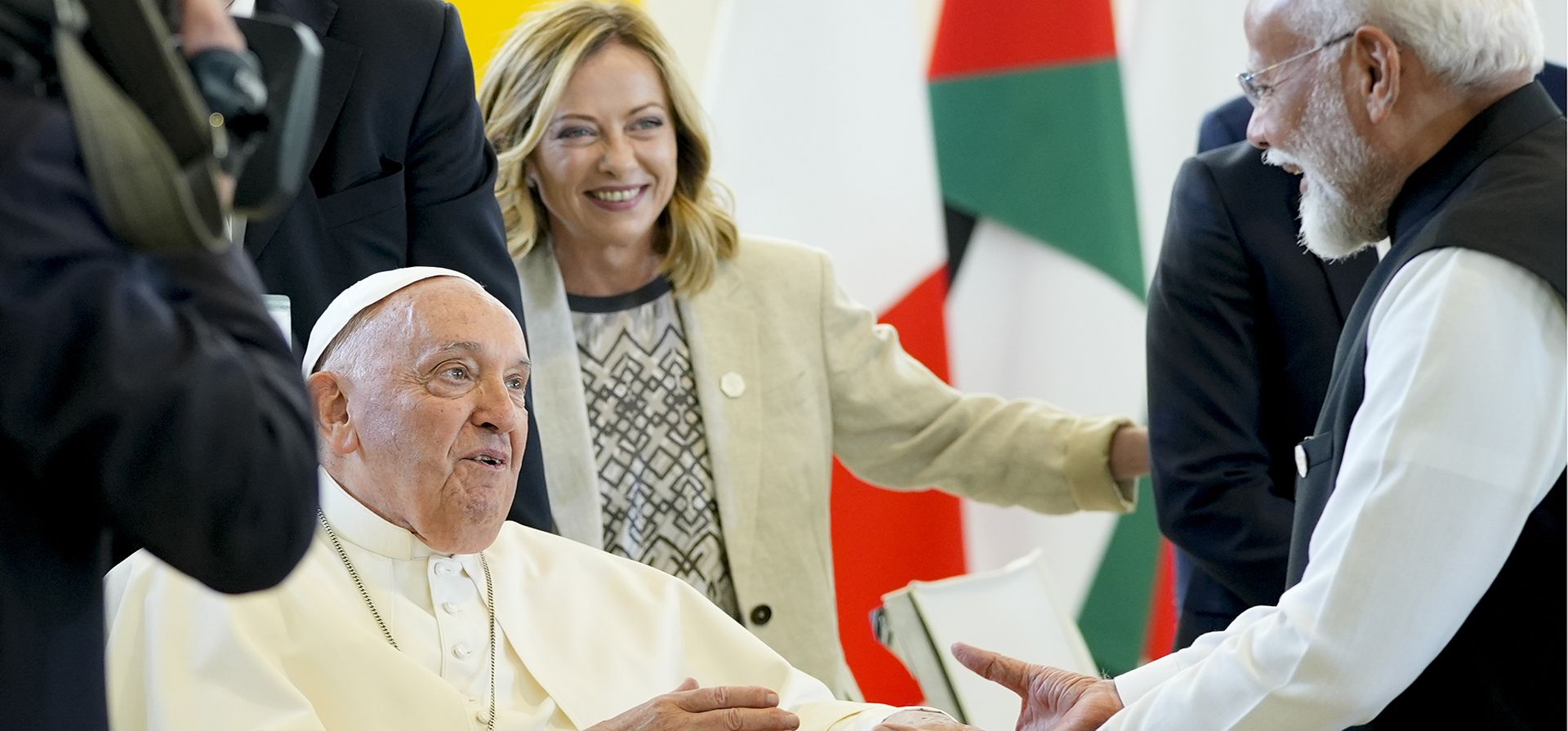 El primer ministro indio, Narendra Modi, a la derecha, saluda al Papa Francisco durante una sesión de trabajo sobre IA, Energía, África y Medio Oriente, en el G7, el viernes 14 de junio de 2024, en Borgo Egnazia, cerca de Bari, en el sur de Italia. (Foto AP/Alex Brandon) El primer ministro indio, Narendra Modi, a la derecha, saluda al Papa Francisco durante una sesión de trabajo sobre IA, Energía, África y Medio Oriente, en el G7, el viernes 14 de junio de 2024, en Borgo Egnazia, cerca de Bari, en el sur de Italia. (Foto AP/Alex Brandon)
