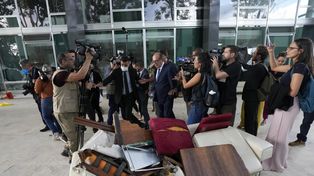 Conato golpista. Jueces del Supremo Tribunal recorrieron los edificios atacados en la ciudad de Brasilia.