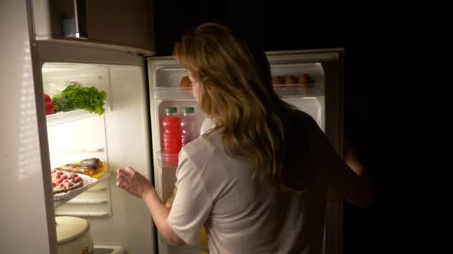 Levantarse por la noche y comer sin darse cuenta se inscribe dentro de las parasomnias