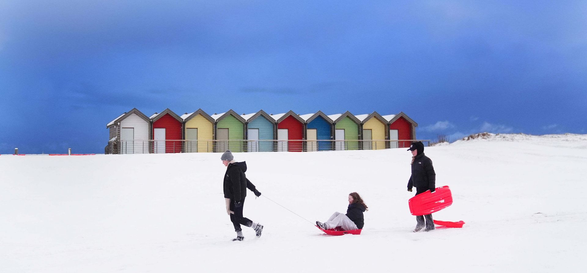 Personas disfrutando del invierno en Blyth, Inglaterra, el lunes 5 de enero de 2026. (Owen Humphreys/PA vía AP) Personas disfrutando del invierno en Blyth, Inglaterra, el lunes 5 de enero de 2026. (Owen Humphreys/PA vía AP)