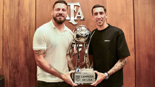 Jorge Broun y Ángel Di María con la Copa de Campeón de Liga que la AFA le otorgó a Central. Los hinchas también podrán tener su foto con el trofeo.