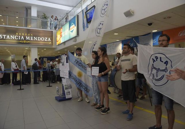 En alerta. Los trabajadores de Sol se manifestaron en el aeropuerto de Rosario / Foto: Gentileza La Capital