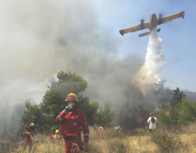 Calm&oacute; el viento y los bomberos luchan para controlar las llamas cerca de Atenas