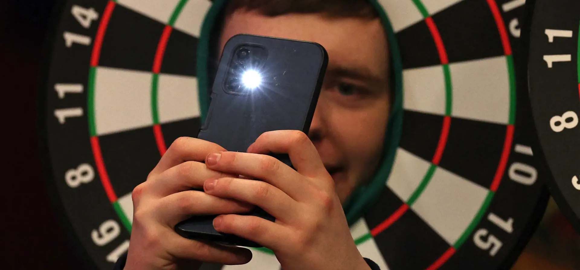 Un aficionado se toma una selfie en la noche inaugural de la PDC Premier League, Cardiff, Gales. Fotografía: Adrian Dennis/AFP/Getty Images Un aficionado se toma una selfie en la noche inaugural de la PDC Premier League, Cardiff, Gales. Fotografía: Adrian Dennis/AFP/Getty Images