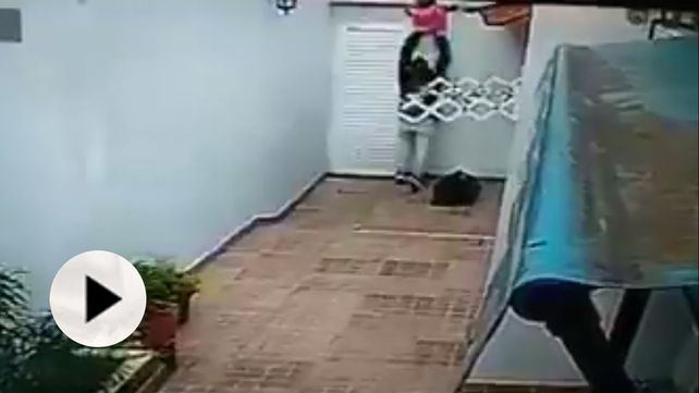 Video captó la huida de una pareja que cometió un violento asalto con un bebé en brazos