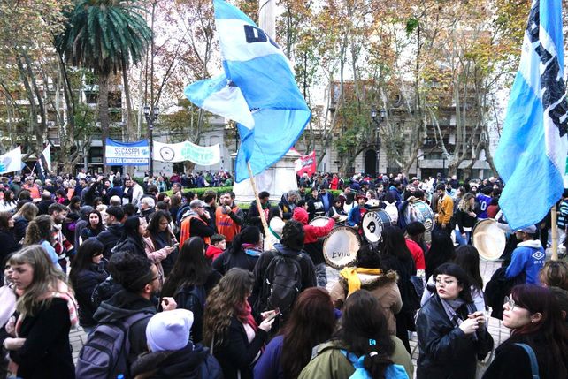 Cristina a prisión: el peronismo rosarino se manifestó en la Plaza 25 de Mayo en defensa de la expresidenta