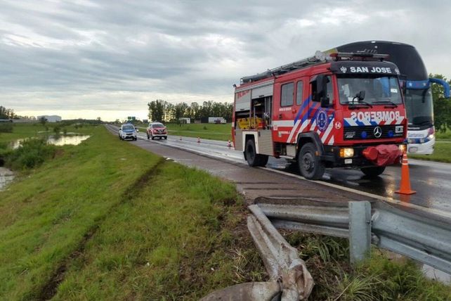 Autovía Artigas: Ocurrieron dos vuelcos bajo la lluvia a pocos kilómetros de distancia