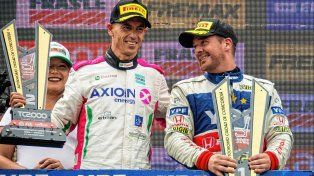 Leonel Pernía y Bernardo Llaver festejan en el podio.