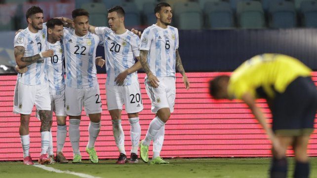 De Paul, Messi, Martínez, Lo Celso y Paredes celebran la apertura del marcador ante Ecuador, en el estadio Olímpico de Goiania, Brasil. AP Photo / Andre Penner