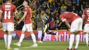 Todo tuyo. Sonrisa de oreja a oreja para Campaz. Pese al golpe, fue la figura de Central ante Huracán.
