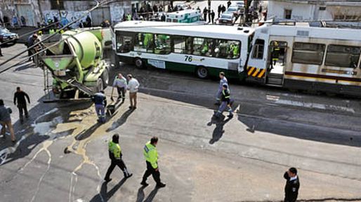 Al menos 90 heridos al chocar un colectivo, un cami&oacute;n y un premetro