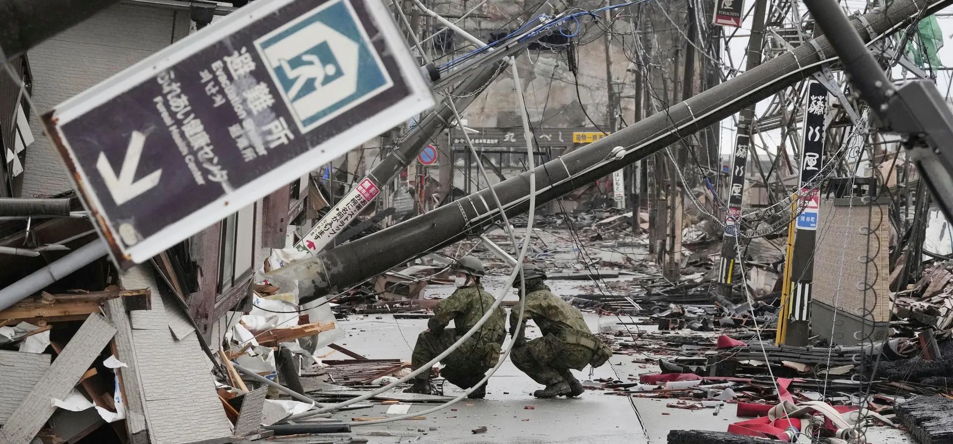 Miembros de las fuerzas de autodefensa japonesas llaman para ver si la gente sigue atrapada en casas destruidas durante una operación de búsqueda tras el terremoto del día de Año Nuevo, Wajima, Japón. Fotografía: Kyodo News/AP Miembros de las fuerzas de autodefensa japonesas llaman para ver si la gente sigue atrapada en casas destruidas durante una operación de búsqueda tras el terremoto del día de Año Nuevo, Wajima, Japón. Fotografía: Kyodo News/AP