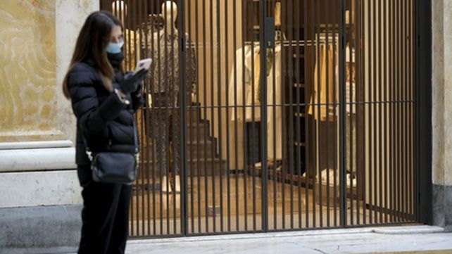 Coronavirus. Galer&iacute;as y negocios cerrados en el centro de N&aacute;poles.
