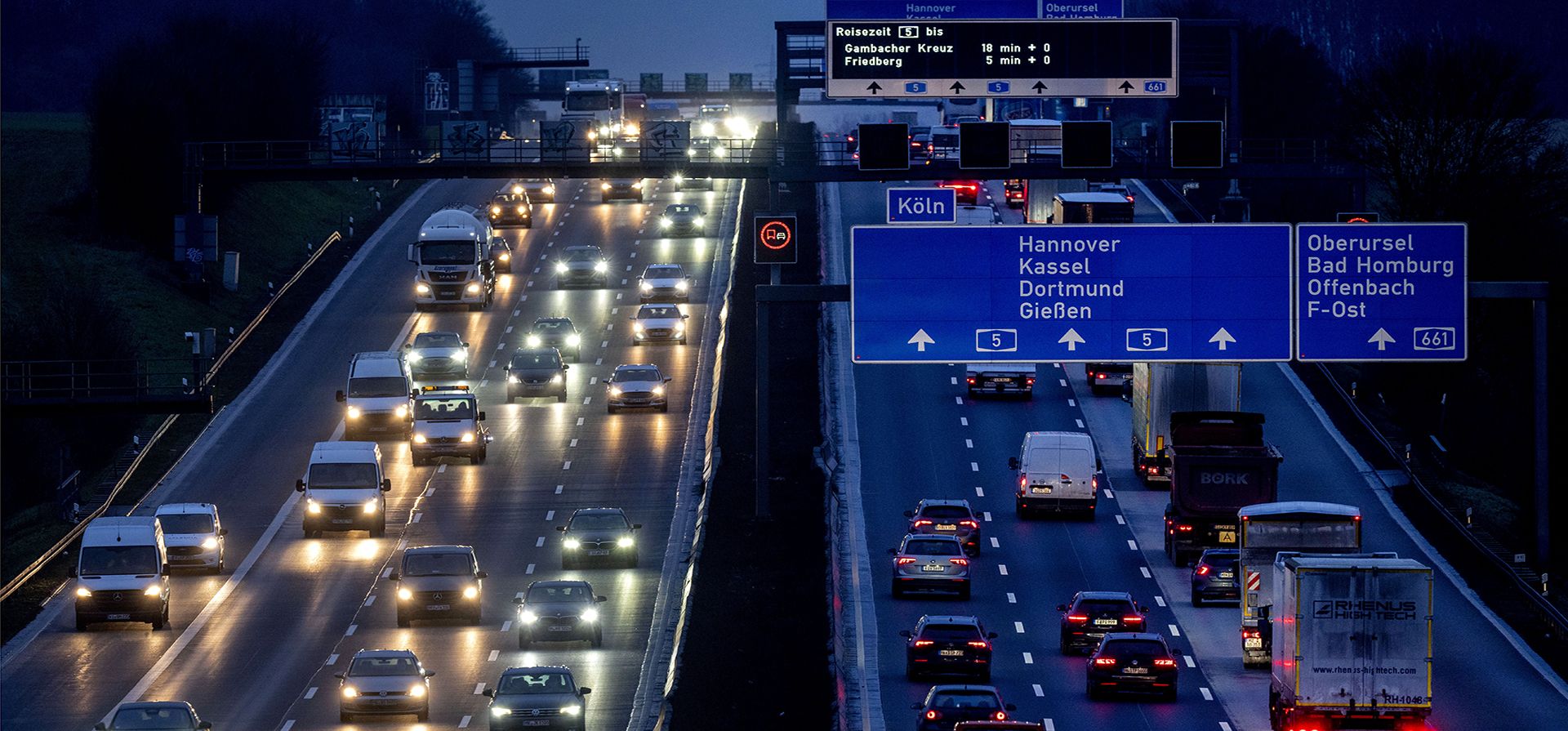 Automóviles y camiones circulan por una autopista en Fráncfort, Alemania, el viernes 27 de enero de 2023. El 5 de febrero entra en vigencia una prohibición europea a las importaciones de combustible diésel y otros productos elaborados con petróleo crudo en las refinerías rusas. (Foto AP/Michael Probst)