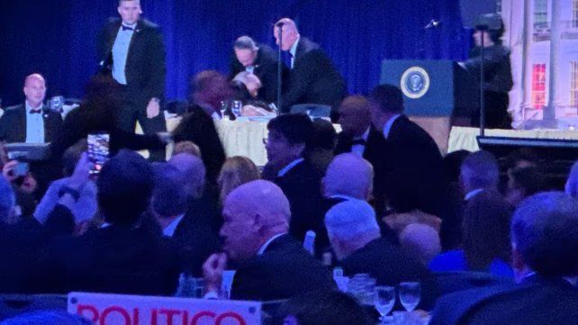 El momento de la evacuación del presidente Donald Trump de la cena de corresponsales en un hotel de Washington.