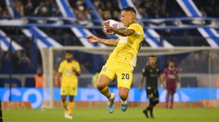 Jhonatan Candia tuvo la chance de jugar frente a Vélez, pero no pesó demasiado, aunque el equipo no lo ayudó.