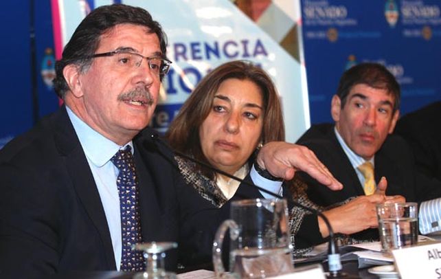 Tendencia. El ministro Sileoni (izquierda) en la apertura del encuentro.