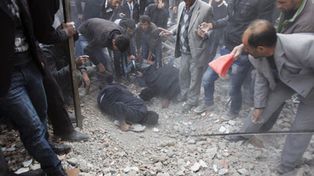 Dram&aacute;tico rescate de sobrevivientes bajo escombros del sismo en Turqu&iacute;a