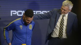 Carlos Tevez y Ricardo Carloni mantienen una comunicación fluida desde el primer momento en que el Apache se puso el buzo de entrenador en Central.