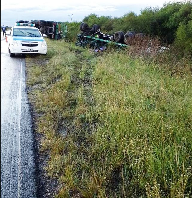 Federal: camión con garrafas volcó en ruta 22&nbsp;