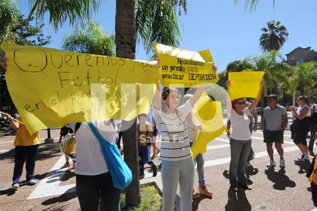Padres de asistentes del Club Quillá se manifestaron frente a la Casa Gris