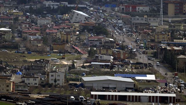 Una vista aérea muestra los edificios destruidos en la ciudad de Nurdagi, en las afueras de la ciudad de Osmaniye, en el sur de Turquía, el martes 7 de febrero de 2023. (Foto AP/Khalil Hamra)