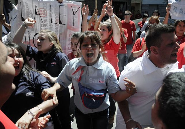 Protesta. La norma se sancionó con disconformidad frente a la Legislatura.