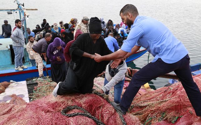 Migrantes ilegales son llevados a la costa luego de ser interceptados por un guardacostas libio en el mar Mediterráneo, en Garaboli, Libia, el lunes 18 de octubre de 2021.