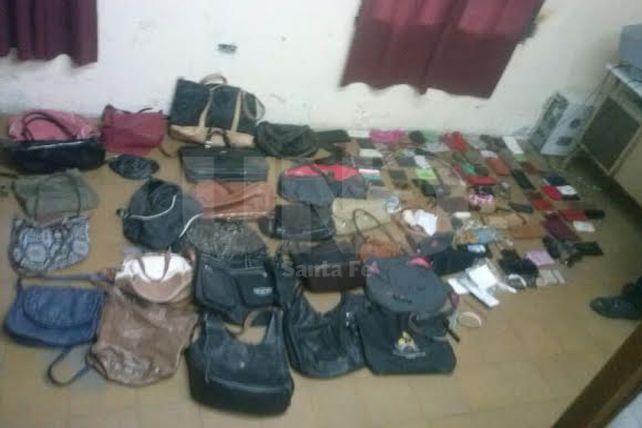 Detuvieron a dos arrebatadores y les secuestraron 27 carteras y 81 monederos