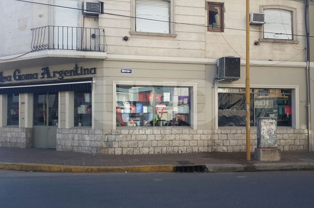 Rompieron la vidriera y robaron en el local de La Goma Argentina