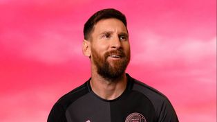 Lionel Messi con la nueva camiseta de Inter Miami en la sesión de fotos que organizó el club tiempo atrás.