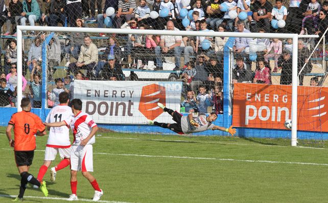 El gol de Belgrano pese a la estirada del arquero visitante. Foto UNO Diego Arias.&nbsp;