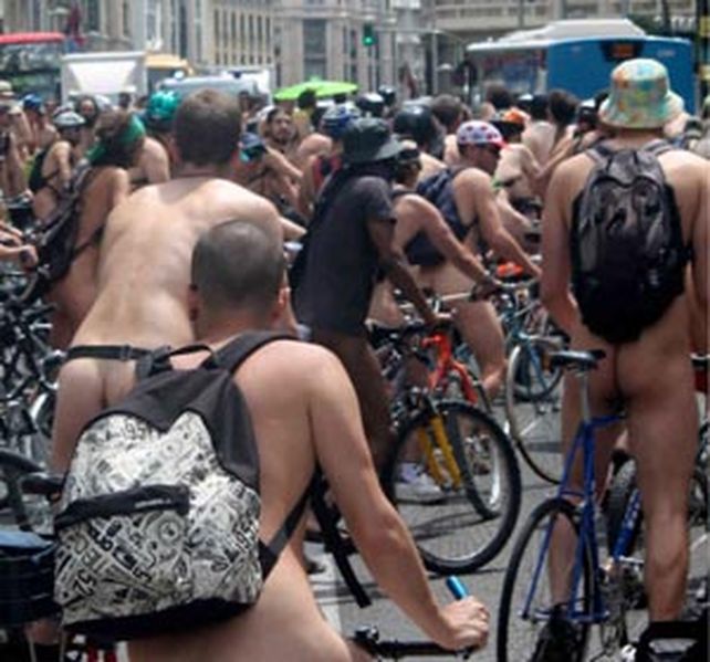 Multan en Nueva Zelanda a un ciclista desnudo y ebrio por no llevar casco