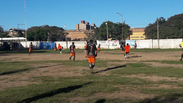Las Flores expone la punta del ascenso frente a Defensores de Peñaloza