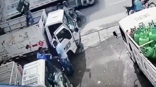 Video: le tiró una garrafa por la cabeza a un ladrón para defender a sus compañeros