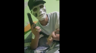 Así se mostró en público en agresor imputado por amenazas coactivas.