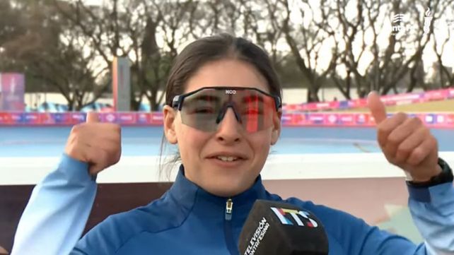 Naiara Sagasti festeja el bronce conseguido en patinaje de velocidad
