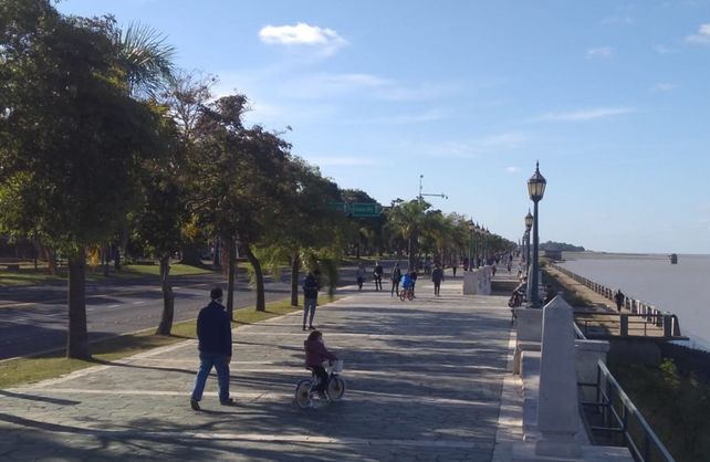 Tras 64 días de aislamiento, los santafesinos volvieron a caminar por la costanera de una forma inusual