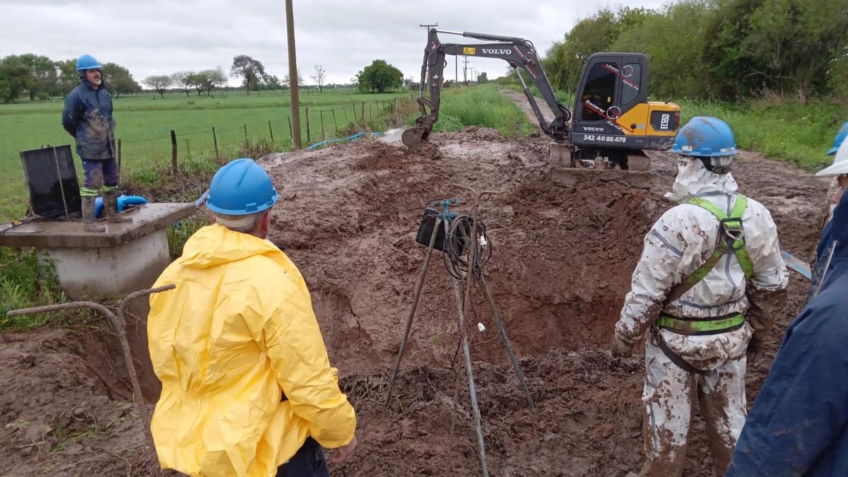 Aguas Santafesinas repara una pérdida en el acueducto Desvío Arijón que afecta el suministro en Santo Tomé y Sauce Viejo