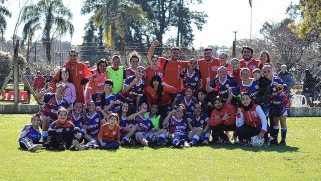 Unión aplastó a Deportivo Merlo y sigue arriba en Primera B