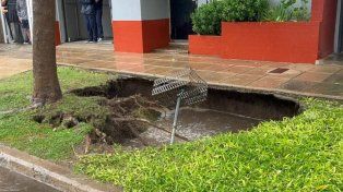 Alerta en barrio General Alvear: un socavón gigante se tragó la vereda y amenaza una casa