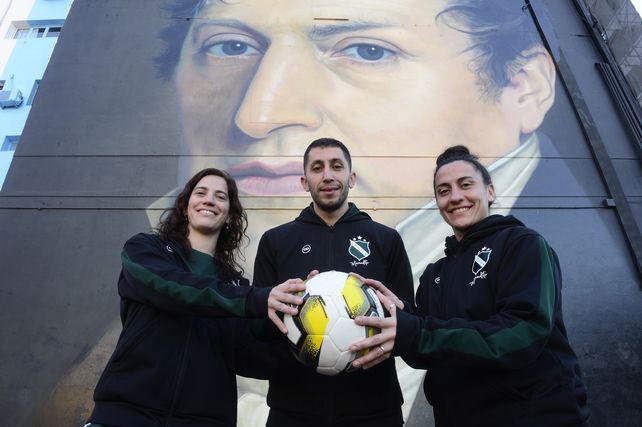 Social Lux Femenino. Busquet(capitana), Mauro Palacios (técnico) y Magalí Acosta (defensora).