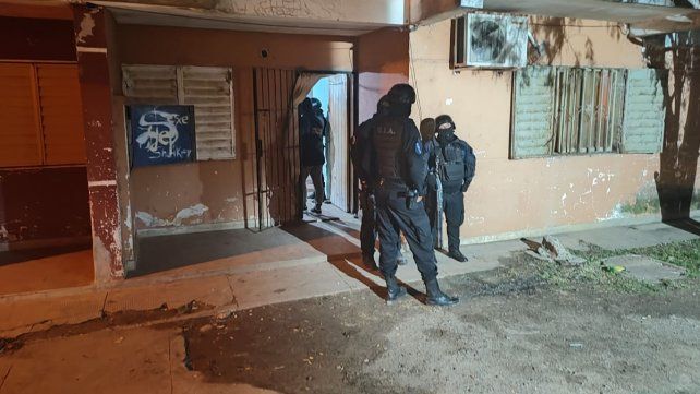 Secuestran drogas, armas y dinero en barrio Paraná XVI: hay tres detenidos