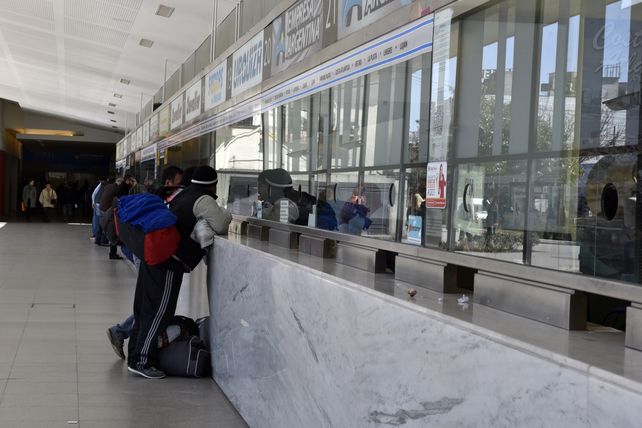 Solos no. Las empresas tendrán la obligación de constatar que los menores viajen acompañados.